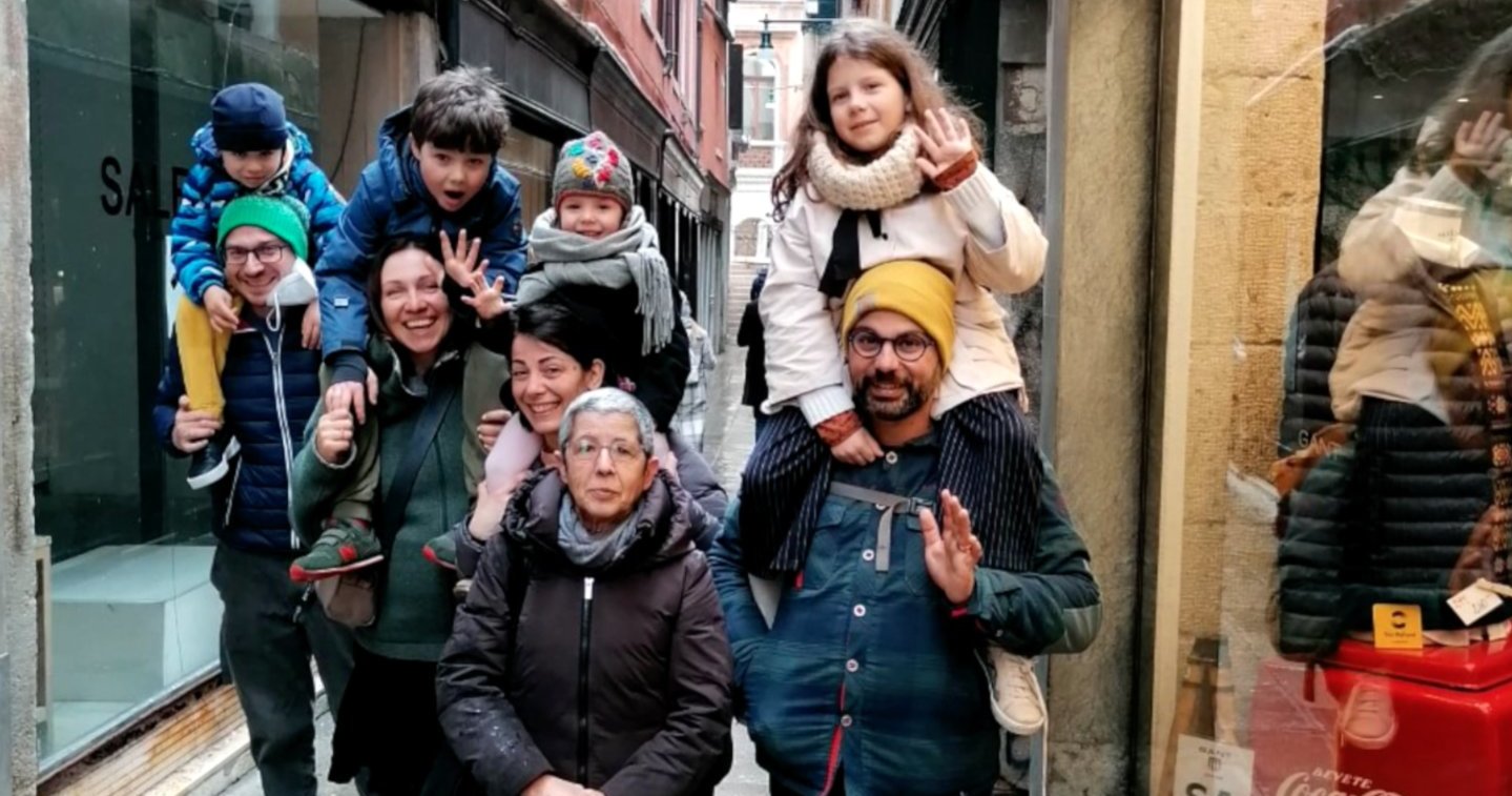 La festosa conversazione di Gian Luca con la madre che vive in Italia: ha svelato com’era bambino