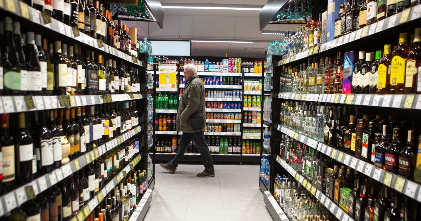 Mieszkańcy robią zakupy w Polsce przed Nowym Rokiem: w kasetkach znajdują się duże ilości alkoholu
