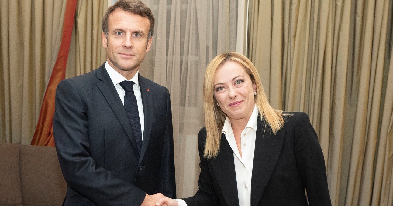 La Meloni ha nuovamente criticato la decisione di Macron di invitare Zelenskyj a Parigi