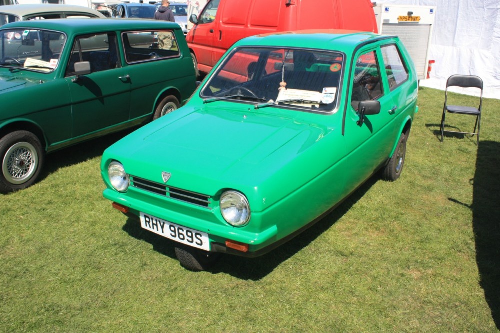 1280px-Reliant_Robin_-_RHY_969S_at_Wollaton_park_2011_-_IMG_0767