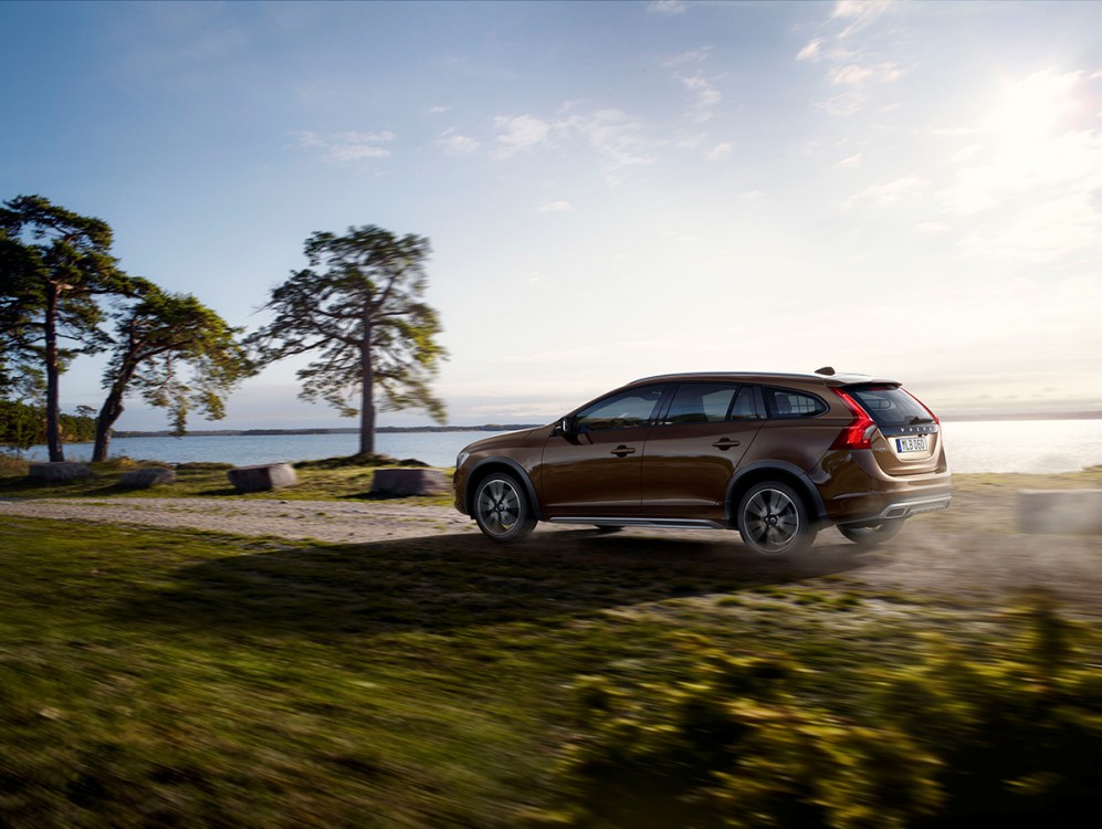 Volvo Cars reveals new V60 Cross Country