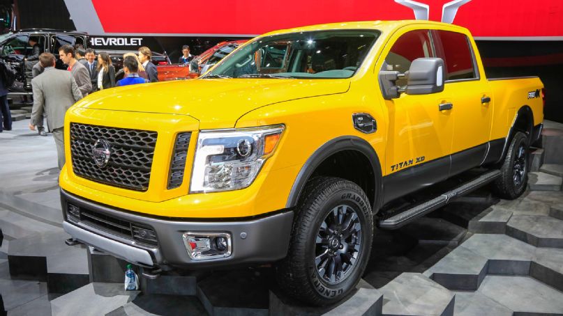 2016-nissan-titan-fornt-three-quarter-02