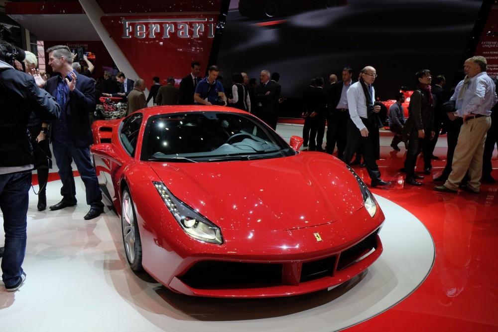 Ženeva 2015 : „Ferrari 488 GTB“ - italai iš 3.9 litro išspaudė 660 arklio galių