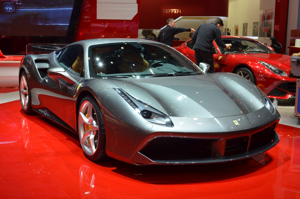 Ženeva 2015 : „Ferrari 488 GTB“ - italai iš 3.9 litro išspaudė 660 arklio galių