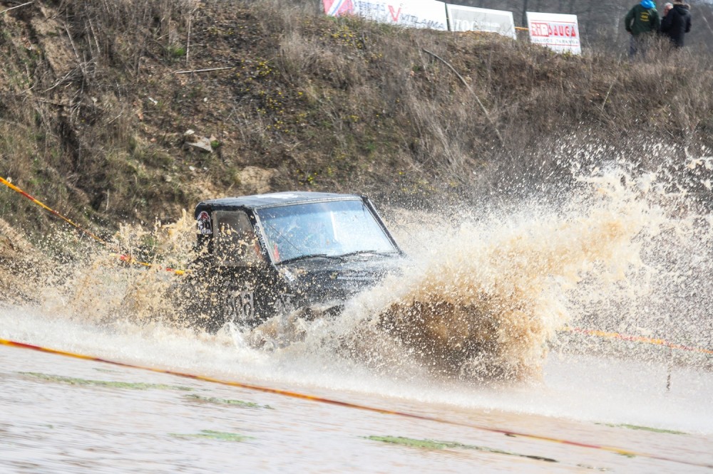 „Vaidota Off-Road Team“ šių metų bekelės varžybų sezoną atidarė Tauragėje. Čia vyko Lietuvos 4x4 automobilių pravažumo čempionato ir taurės I-as etapas „4x4 Tauragės Pavasaris“. Dukart šalies bekelės čempionas Vaidotas Paškevičius su šturmanu Dariumi Meleška čia atsivežė nauji įsigytą bolidą: 2011 metais latvio Vilnio Zeizos surinktą galingiausios TR3 klasės monstrą.