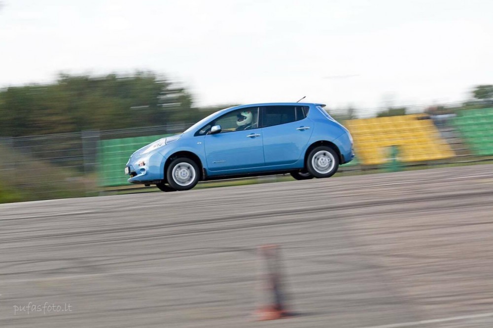 2 Nissan Leaf Nemuno žiede (Autoplius.lt Fast Lap nuotr.)