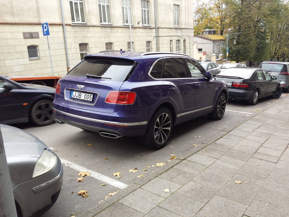 Bentley Bentayga (1)