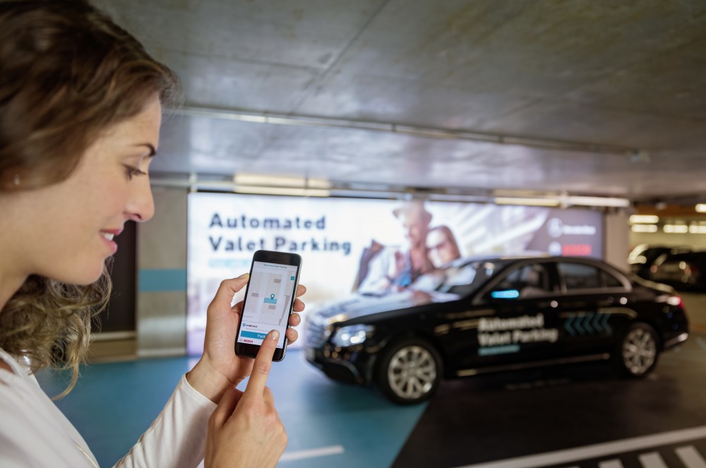 Bosch und Daimler zeigen fahrerloses Parken im realen Verkehr: Weltpremiere im Parkhaus des <a href='https://www.autobilis.lt/skelbimai/naudoti-automobiliai/mercedes-benz' target='_blank' class='phrase'>Mercedes-Benz</a> Museums