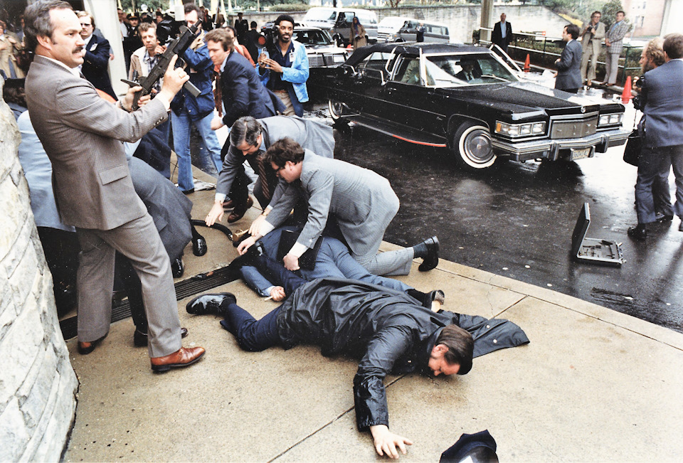 Reagano nužudymo momentas. Daug triukšmo, bet galų gale visi gyveno laimingai