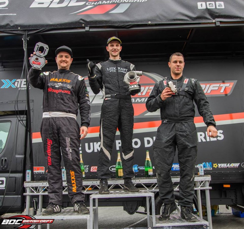 Aurimas Vaškelis ant nugalėtojų podiumo D.Britanijos drifto čempionate