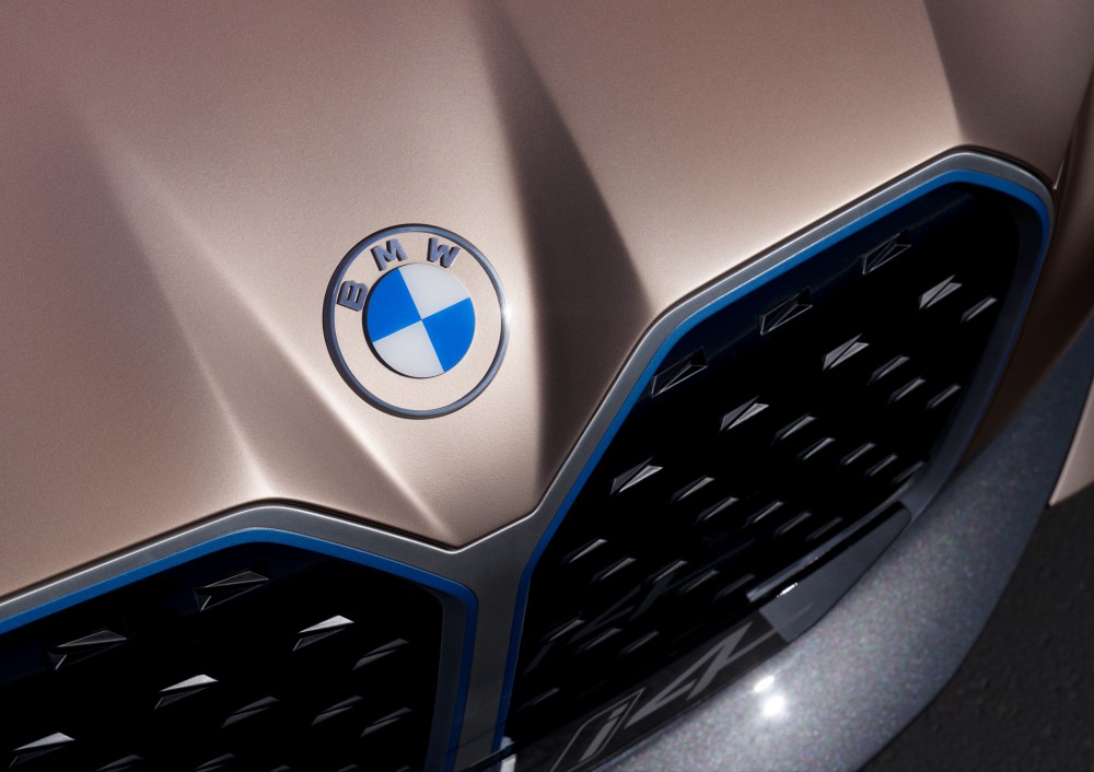 Naujasis BMW logotipas