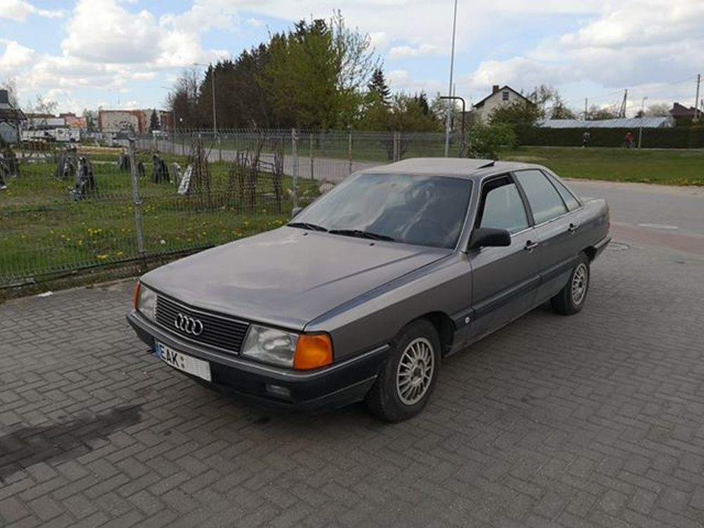 Gatvėje užfiksuota Audi 100