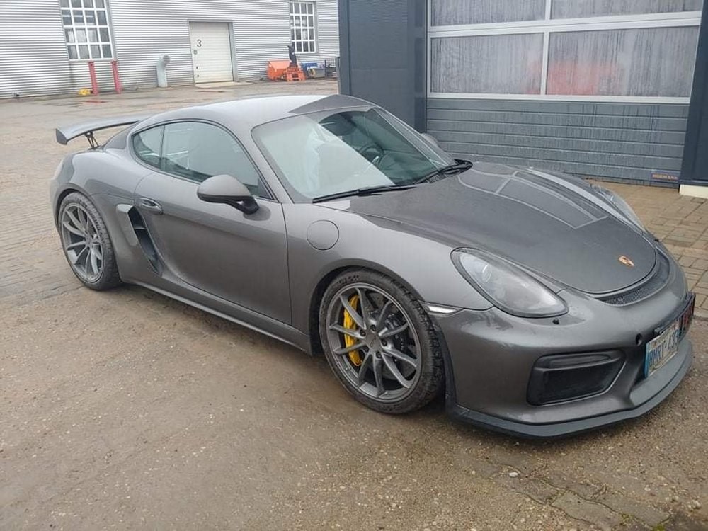 Gatvėje užfiksuotas Porsche Cayman GT4