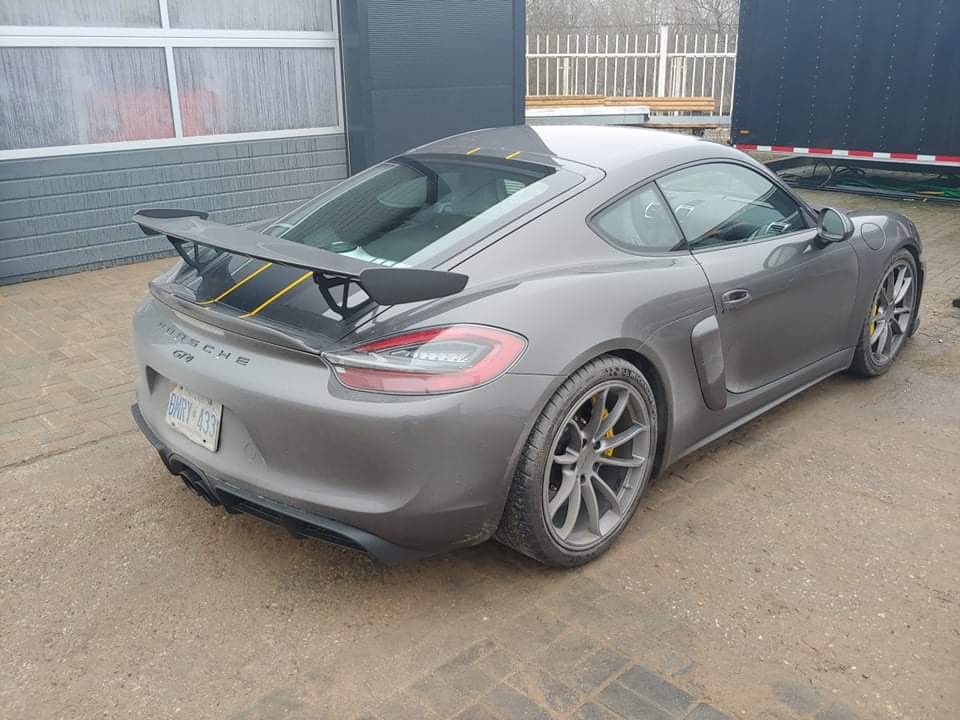 Gatvėje užfiksuotas Porsche Cayman GT4