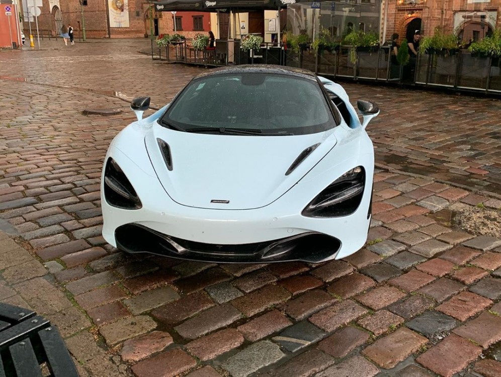 Gatvėje užfiksuotas McLaren 720S