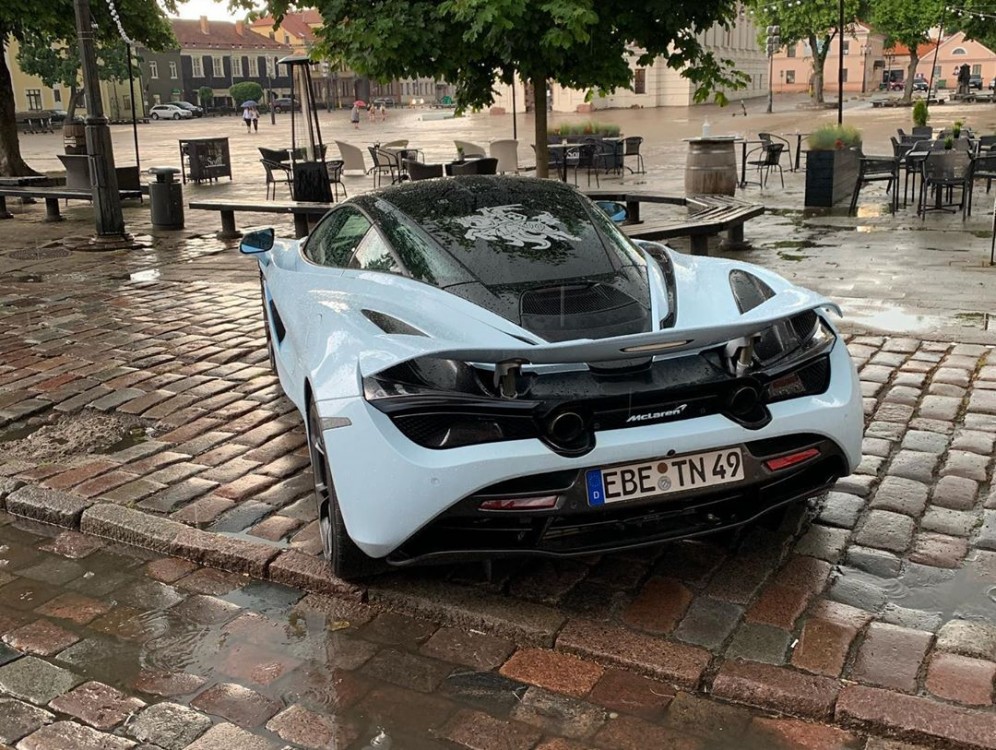 Gatvėje užfiksuotas McLaren 720S