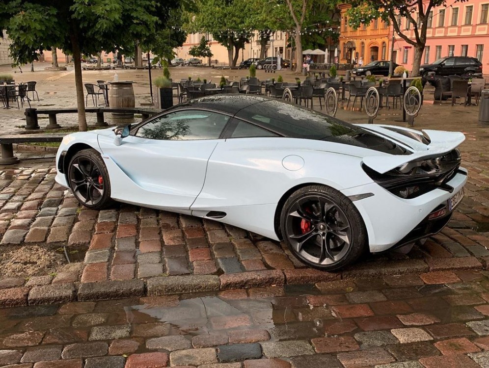 Gatvėje užfiksuotas McLaren 720S