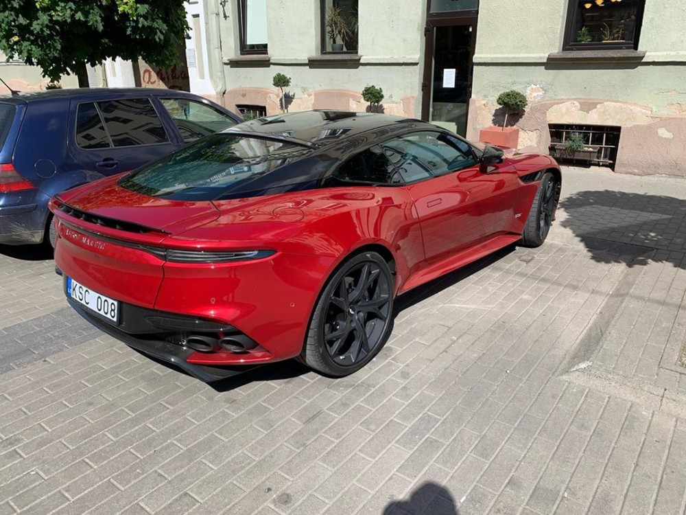 Gatvėje užfiksuota Aston Martin DBS Superleggera