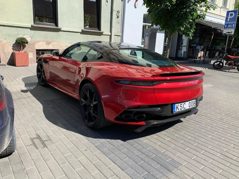 Gatvėje užfiksuota Aston Martin DBS Superleggera