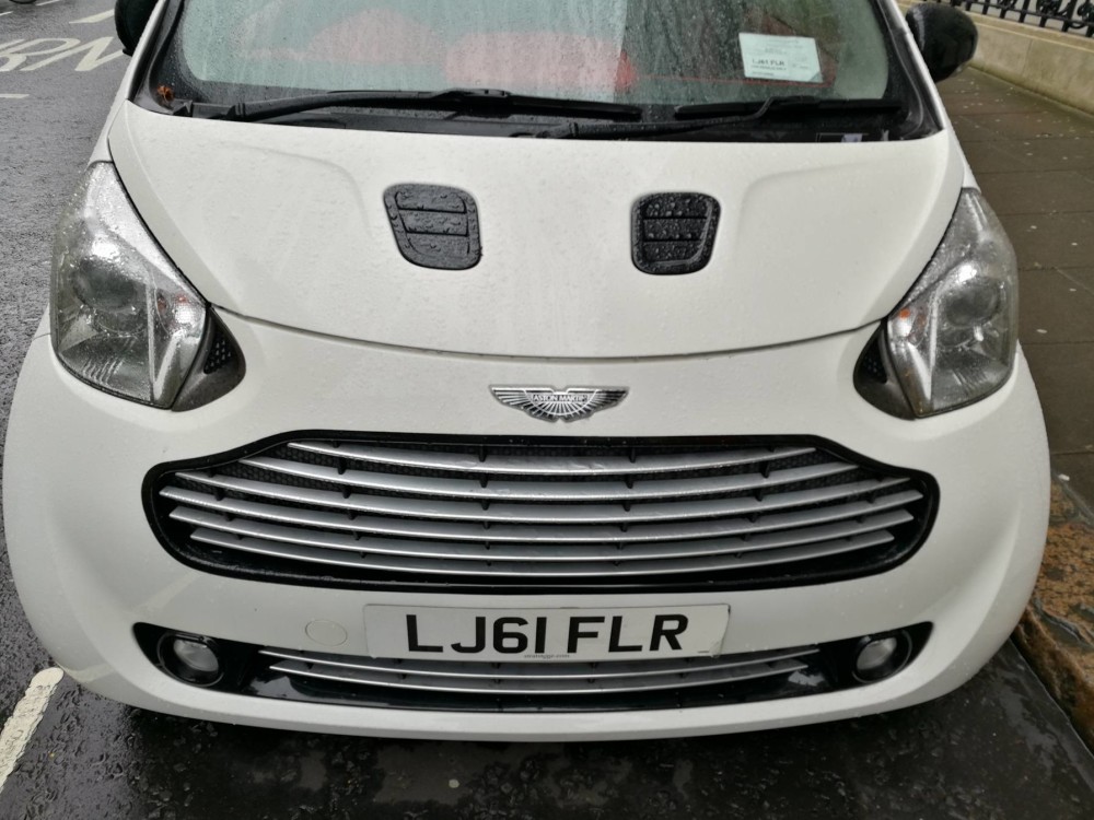 Gatvėje užfiksuotas Aston Martin Cygnet