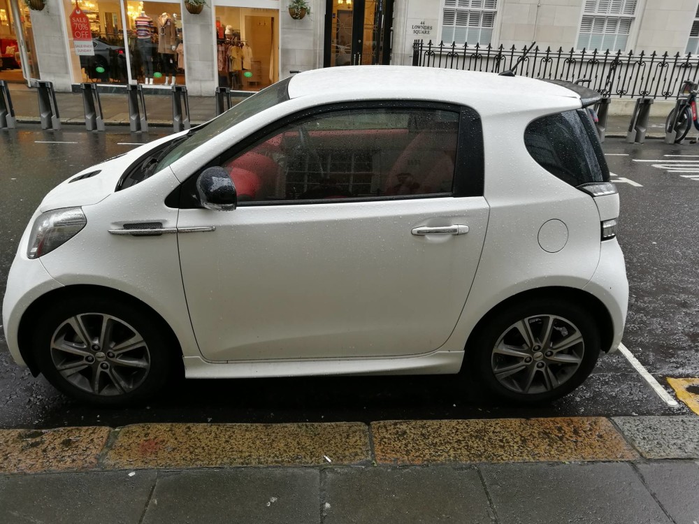 Gatvėje užfiksuotas Aston Martin Cygnet