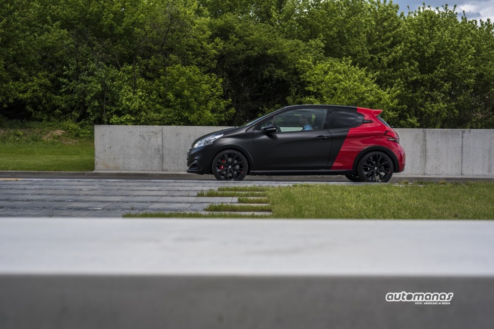 Peugeot 208 GTI (2)