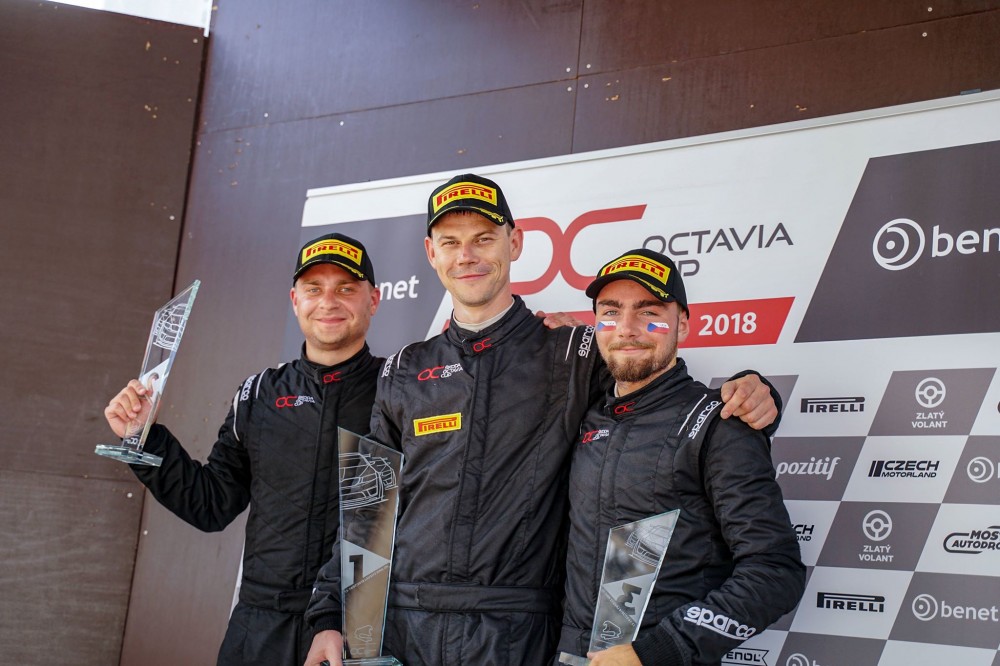 Jonas Karklys ant nugalėtojų podiumo „Škoda Octavia Cup“