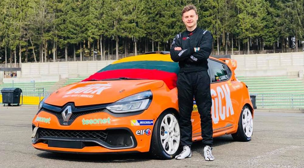 Jonas Karklys šalia „Renault Clio Cup“ bolido