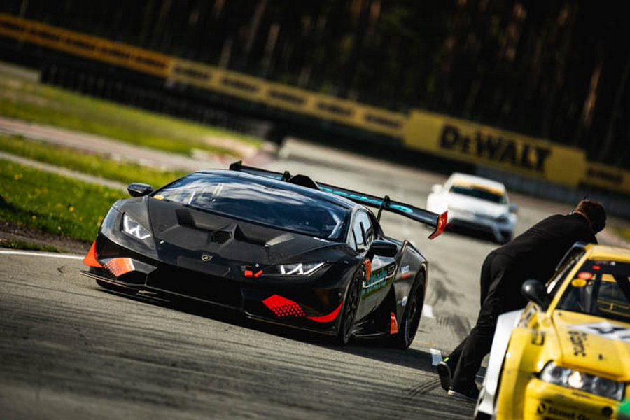 „Sinerta Racing” komanda startuoti Baltijos šalių žiedinių lenktynių čempionate nusprendė su treniruotėse dar nespėjusiu apšildyti „Lamborghini Huracan ST” automobiliu.