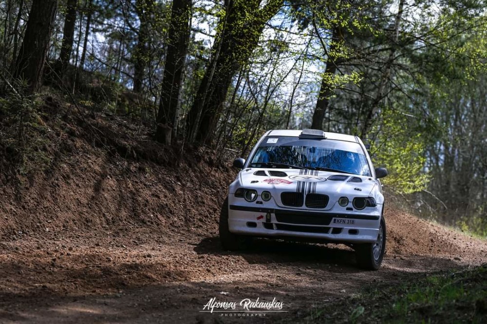 Renaldas Šeinauskas pasakojo, kad planuose prieš Kelmės ralį buvo numatyti testai Ignalinoje, tačiau juos pakeitė darbai garaže. Teko išardyti ir perrinkti BMW variklį.