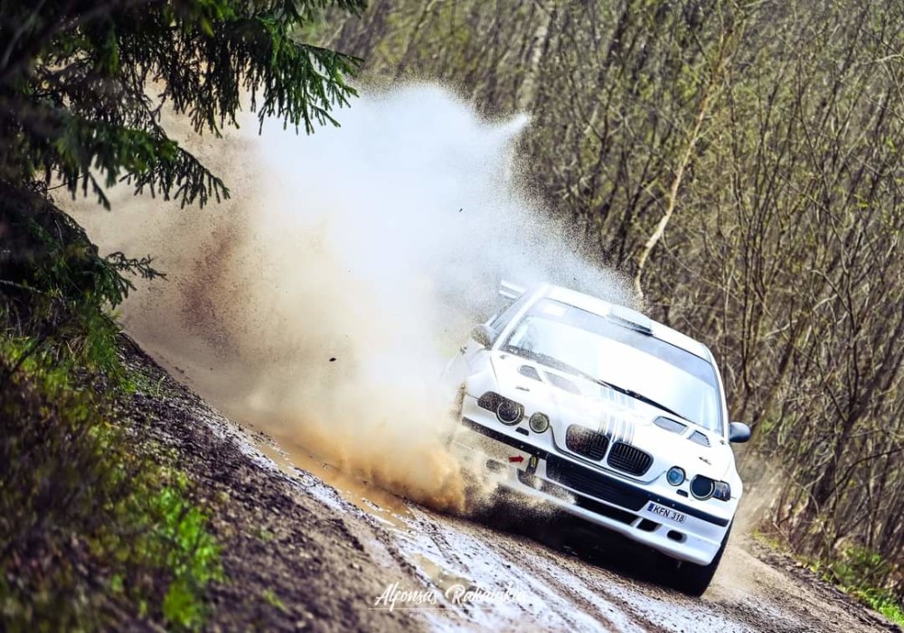 Renaldas Šeinauskas pasakojo, kad planuose prieš Kelmės ralį buvo numatyti testai Ignalinoje, tačiau juos pakeitė darbai garaže. Teko išardyti ir perrinkti BMW variklį.