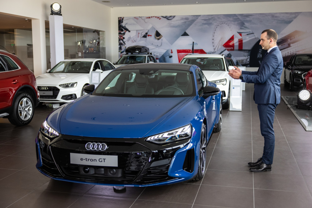 Klientai naujuosius „Audi e-tron GT“ automobilius jau gali užsisakyti „Audi“ atstovybėse Lietuvoje – Moller Auto Keturi žiedai Vilniuje, Autojuta Kauno Audi centre bei Klaipėdos Audi centre.