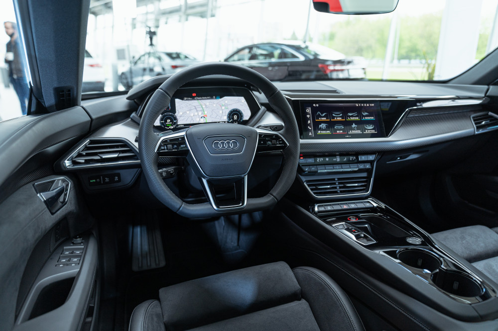 Klientai naujuosius „Audi e-tron GT“ automobilius jau gali užsisakyti „Audi“ atstovybėse Lietuvoje – Moller Auto Keturi žiedai Vilniuje, Autojuta Kauno Audi centre bei Klaipėdos Audi centre.