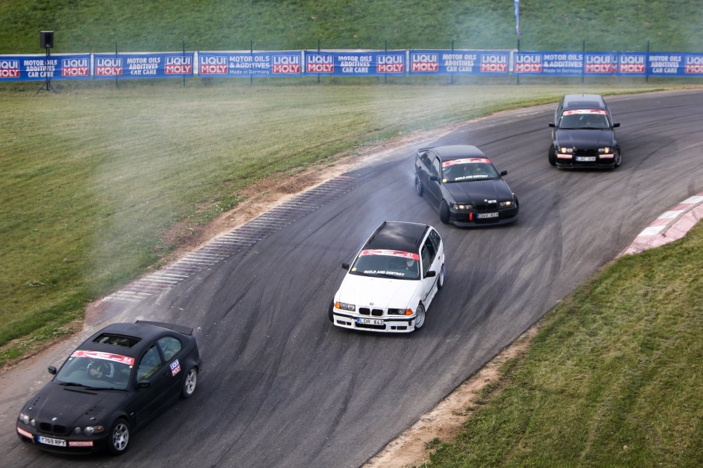 „Betsafe Drift Camp“ varžybų vingiuotoje trasoje birželio 5–6 dienomis susikaus 200 dalyvių, o įspūdingais vaizdais leis pasigrožėti tiek PRO tiek „Semi PRO“ ir „Street“ lygos meistrai. Organizatoriai neslepia, kad bus karšta, o žiūrovus džiugins ne viena naujovė.