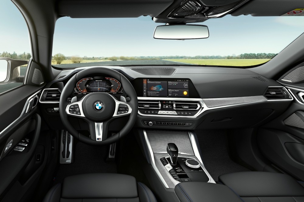 „4 Gran Coupe“ turės debesijos pagrindu veikiančią BMW navigacijos sistemą, kuri labai greitai apskaičiuos optimalų maršrutą remdamasi realiu laiku atnaujinama eismo informacija. O prie automobilio sistemos prijungti telefoną bus patogu per „Apple CarPlay“ ar „Android Auto“.