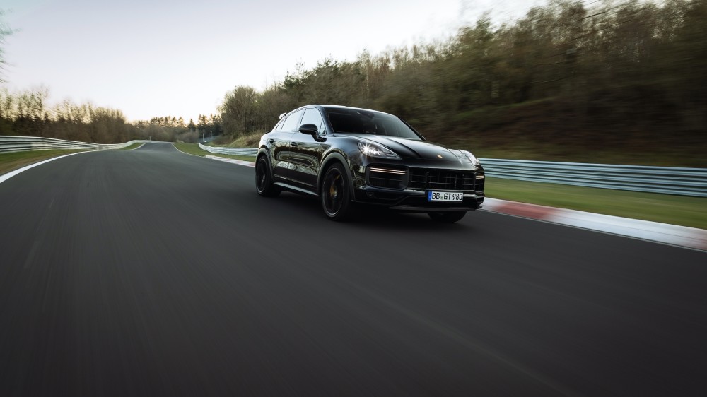 Automobilį vairavęs Larsas Kernas – nenuvylė. Jis vairuodamas sportiškiausią ir pajėgiausią „Porsche Cayenne Coupe“ versiją, Vokietijoje esančią trasą įveikė per 7 minutes ir 38,925 sek.