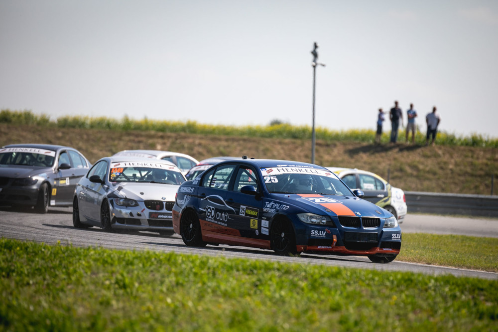 „Henkell Grand Prix“ šeštadienis buvo ypatingas ne tik išskirtinėmis „BEC 6H” kovomis, bet ir „BMW 325 Cup” dalyvių gausa. Žinoma, kur gausu dalyvių – ten karštis ir nepakartojami pasistumdymai trasoje dėl pergalės.