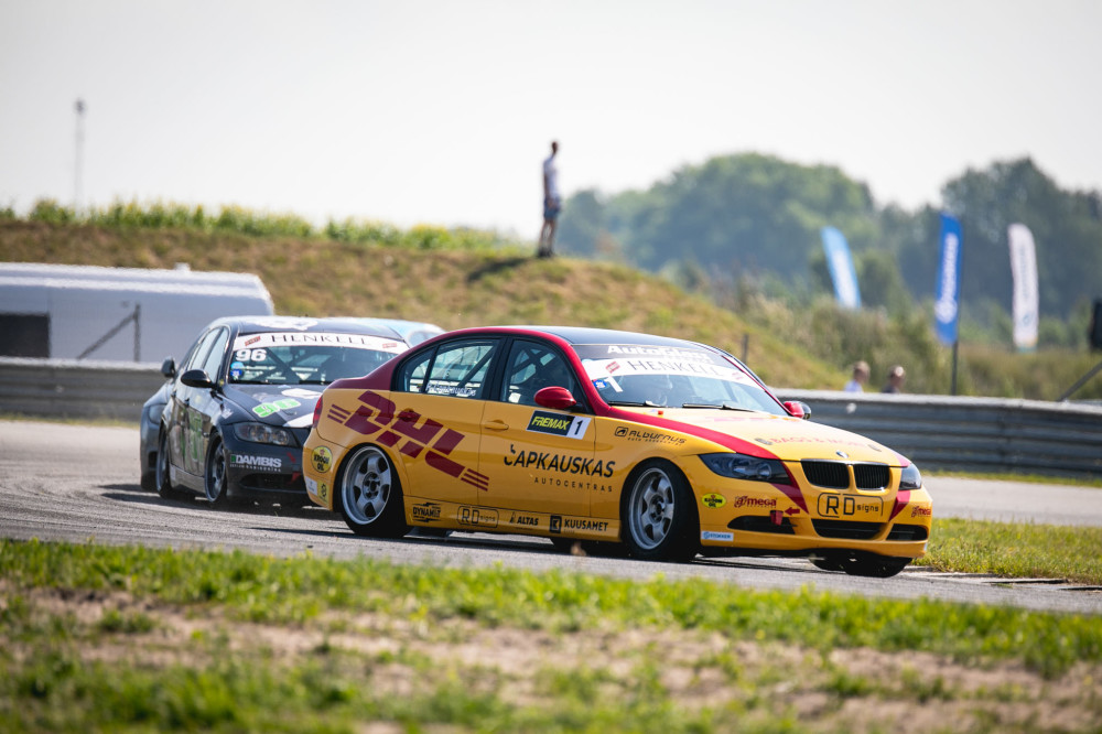 „Henkell Grand Prix“ šeštadienis buvo ypatingas ne tik išskirtinėmis „BEC 6H” kovomis, bet ir „BMW 325 Cup” dalyvių gausa. Žinoma, kur gausu dalyvių – ten karštis ir nepakartojami pasistumdymai trasoje dėl pergalės.