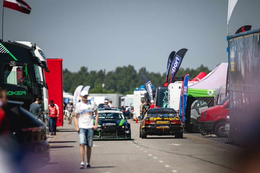 „Henkell Grand Prix“ šeštadienis buvo ypatingas ne tik išskirtinėmis „BEC 6H” kovomis, bet ir „BMW 325 Cup” dalyvių gausa. Žinoma, kur gausu dalyvių – ten karštis ir nepakartojami pasistumdymai trasoje dėl pergalės.