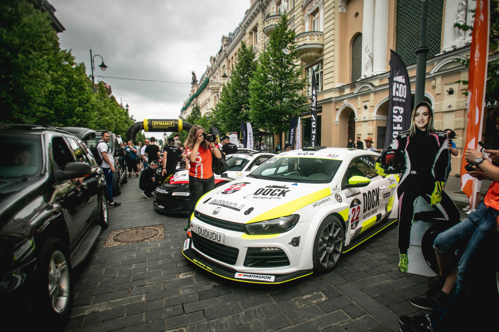 22-ųjų renginio istorijoje „Aurum 1006 km lenktynių“ organizatoriai ir pulkas greičių pasauliui neabejingų žiūrovų.