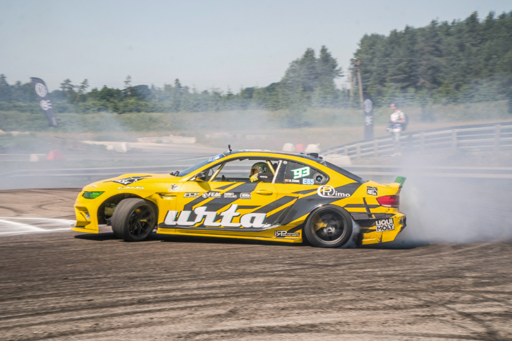 Šeštadienį įvykusio Baltijos „drifto“ čempionato, 1-o etapo varžybose triumfavo lietuvis – Benediktas Čirba. Sportininkas įveikė pagrindinius varžovus bei iškovojo 1-ą vietą etape. Apdovanojimų metu sportininkui buvo įteikta ir 2019-ų metų čempionato, 2-os vietos taurė.