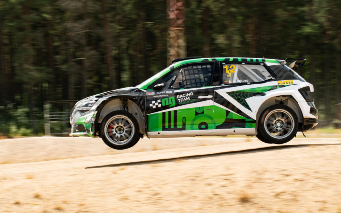 Netrukus Lietuvos autosporto padangę pasiekė žinia - į mūsų šalį gabenamas „Škoda Fabia“ automobilis, kuris buvo pagamintas kaip R5, bet po perdarymų ir pritaikymo ralio krosui atitiks S1600 kategoriją, kurioje lenktyniaus būtent Rytis Gurklys.