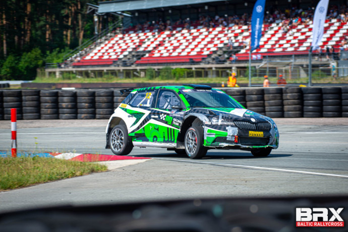 Netrukus Lietuvos autosporto padangę pasiekė žinia - į mūsų šalį gabenamas „Škoda Fabia“ automobilis, kuris buvo pagamintas kaip R5, bet po perdarymų ir pritaikymo ralio krosui atitiks S1600 kategoriją, kurioje lenktyniaus būtent Rytis Gurklys.