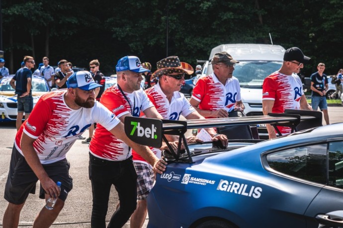 Pagal tai, ką į šiuos modelius deda „Ford“, Martynas Samsonas mums pagamino amortizatorius. Taigi, gavosi Lietuvoje kurtas praktiškai gamyklinis automobilis“, - kalbėjo Aurimas Eidžiūnas, vienas iš keturių ekipos „RC Cola racing by 8000RPM motorsport“ vairuotojų.