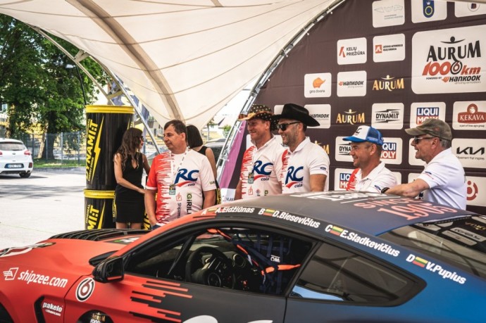 „Aurum 1006 km“ lenktynėse – kaubojų skrybėlėmis pasipuošę „RC Cola racing by 8000RPM motorsport“ komandos lenktynininkai