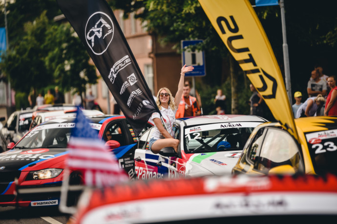 „Aurum 1006 km lenktynių“ gerbėjai įžanginiame renginio festivalyje ieškojo ne tik naujų automobilių, bet ir gerai pažįstamų veidų, ankstesnių lenktynių nugalėtojų ir prizininkų bei nemenkas ambicijas puoselėjančių debiutantų.