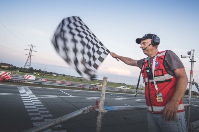 Tarsi nebūta jokio vargo ir nuotykių ant aukščiausiojo nugalėtojų pakylos laiptelio vėl ryškiausiai švietė „Circle K milesPlus Racing Team“ komandos sportininkų Jono ir Igno Gelžinių, Ralfo Arono ir Juliaus Adomavičiaus veidai.