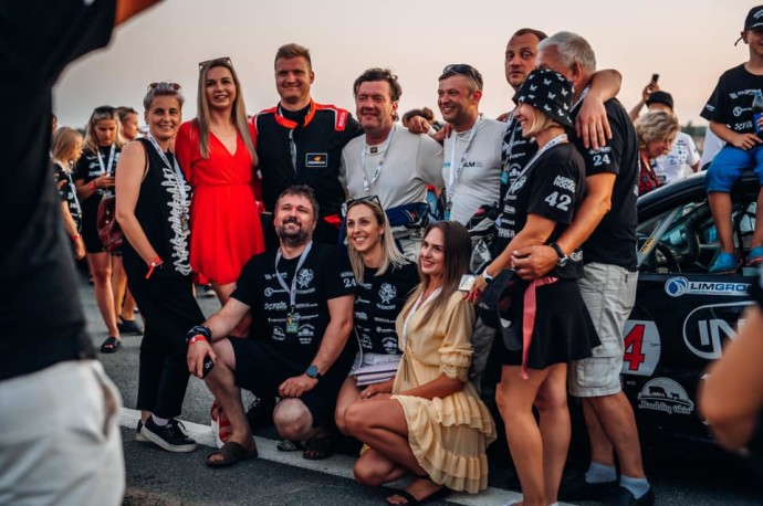 Tarsi nebūta jokio vargo ir nuotykių ant aukščiausiojo nugalėtojų pakylos laiptelio vėl ryškiausiai švietė „Circle K milesPlus Racing Team“ komandos sportininkų Jono ir Igno Gelžinių, Ralfo Arono ir Juliaus Adomavičiaus veidai.