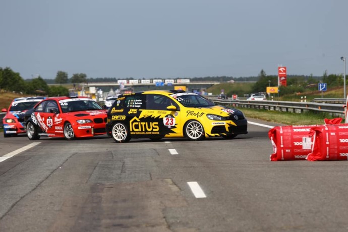 Tarsi nebūta jokio vargo ir nuotykių ant aukščiausiojo nugalėtojų pakylos laiptelio vėl ryškiausiai švietė „Circle K milesPlus Racing Team“ komandos sportininkų Jono ir Igno Gelžinių, Ralfo Arono ir Juliaus Adomavičiaus veidai.