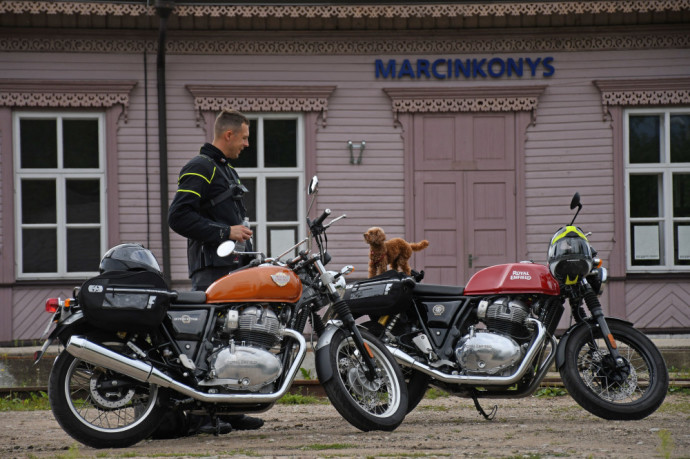 Arūnas Gelažninkas su žmona ir augintiniu keliavo motociklais: „Atostogose ant motociklo gali pailsėti“